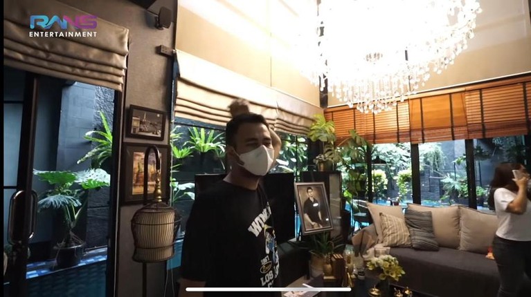Mama Amy Qanita ibunda Raffi Ahmad kini menetap di rumah mewah di kawasan Lebak Bulus. Yuk kita lihat potret rumahnya!