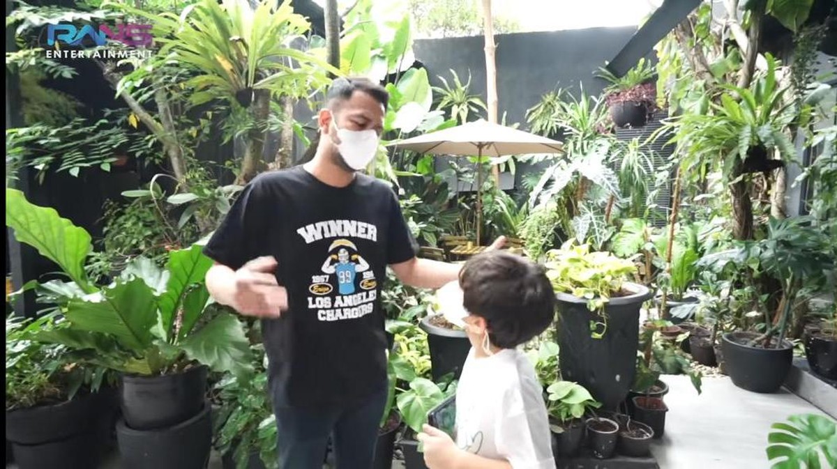 Mama Amy Qanita ibunda Raffi Ahmad kini menetap di rumah mewah di kawasan Lebak Bulus&period; Yuk kita lihat potret rumahnya&excl;