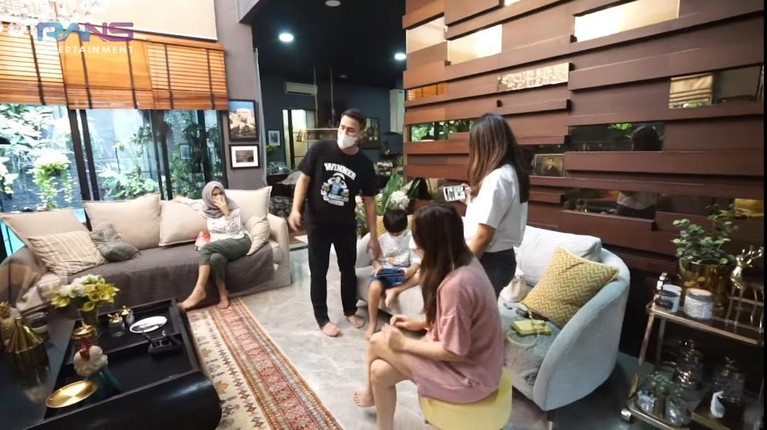Mama Amy Qanita ibunda Raffi Ahmad kini menetap di rumah mewah di kawasan Lebak Bulus. Yuk kita lihat potret rumahnya!