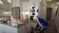<p>Rumahnya modern, yang menjadi daya tarik adalah kitchen set-nya yang serba putih. Menonjolkan kesan modern ya, Bunda! (Foto: YouTube Pandu Gultom)</p>