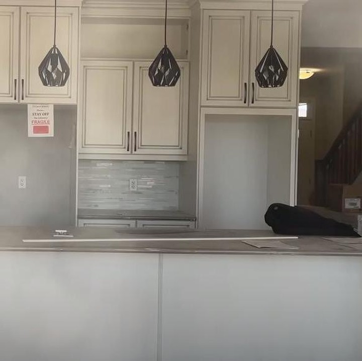 <p>Area dapur dibuat tanpa sekat, langsung terhubung dengan ruang makan. (Foto: YouTube Pandu Gultom)</p>
