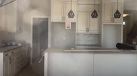 <p>Area dapur dibuat tanpa sekat, langsung terhubung dengan ruang makan. (Foto: YouTube Pandu Gultom)</p>