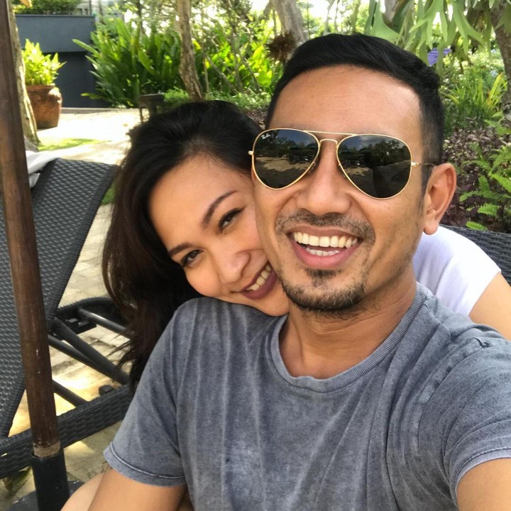 <p>Lebih dari 10 tahun berumah tangga, Rio Febrian dan istrinya selalu terlihat mesra. Perbedaan keyakinan tak menjadi halangan di antara mereka. (Foto: Instagram: @sabriakono)</p>