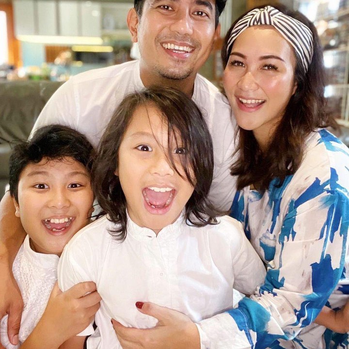 <p>Kini pelantun <em>Jenuh</em> ini sudah dikaruniai dua buah hati dari istri tercintanya. Mereka adalah Jamaica Fosteriano Febrian dan Kalampati Sinarra Febrian. (Foto: Instagram: @sabriakono)</p>