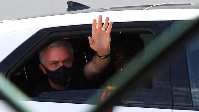 Mourinho Minum Alkohol Bareng McGregor Pelatih AS Roma Jose Mourinho minum alkohol dan memberikan kenang-kenangan kepada petarung UFC asal Republik Irlandia Conor McGregor.