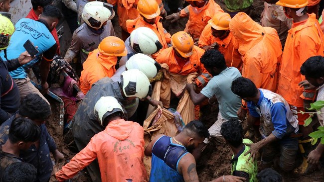 Setidaknya 36 orang tewas dan 40 lainnya masih tertimbun reruntuhan akibat tiga insiden tanah longsor di daerah Raigad, India, pada Kamis (22/7).