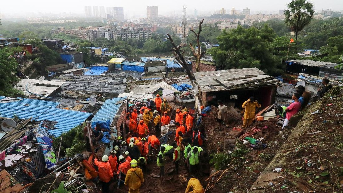 FOTO: Duka Akibat Tanah Longsor di Mumbai