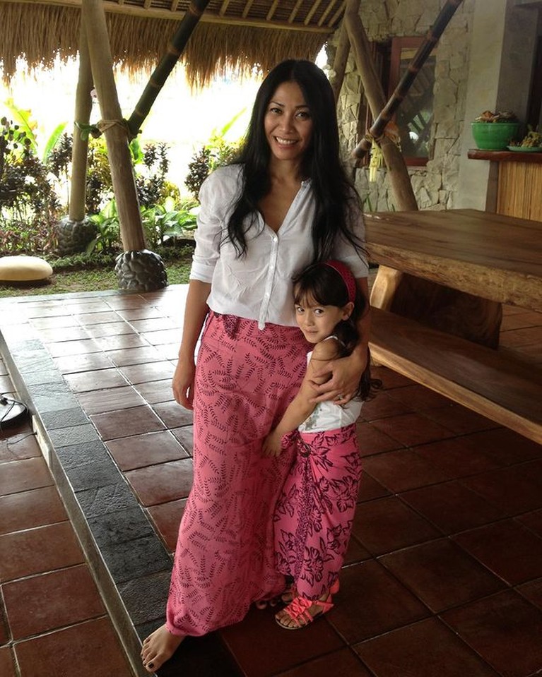 Wajah Cantik Kirana Putri Anggun C Sasmi yang Kini Beranjak Dewasa Anggun C Sasmi sesekali mengunggah potret sang putri tanpa sticker. Ia mulai memperlihatkan wajah cantik putrinya. Yuk intip!