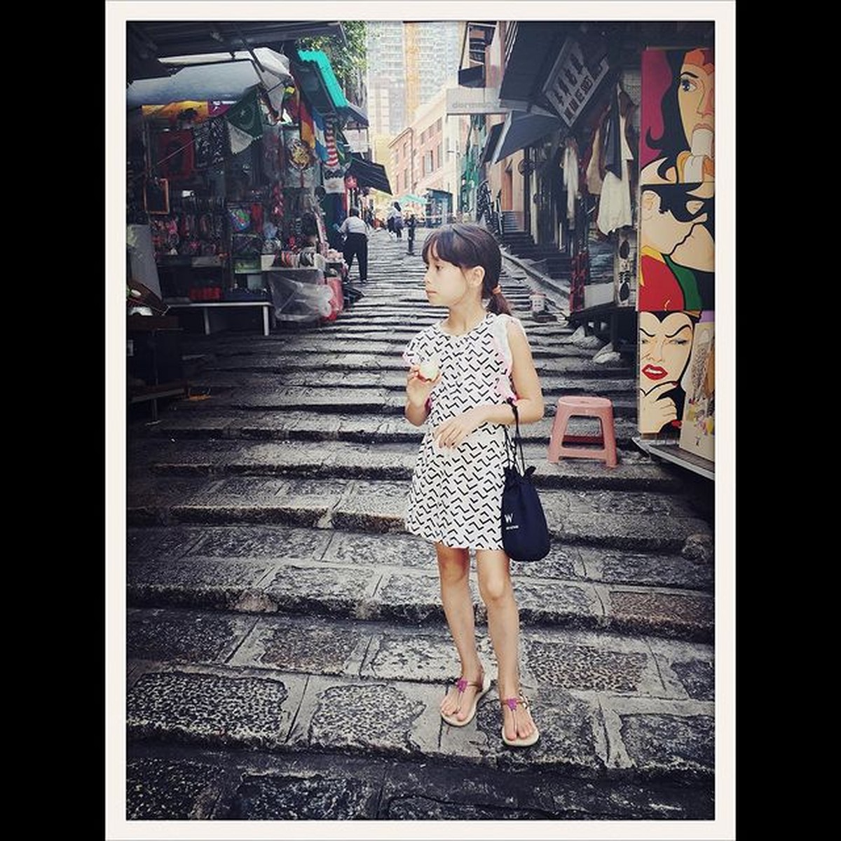 Anggun C Sasmi sesekali mengunggah potret sang putri tanpa sticker&period; Ia mulai memperlihatkan wajah cantik putrinya&period; Yuk intip&excl;