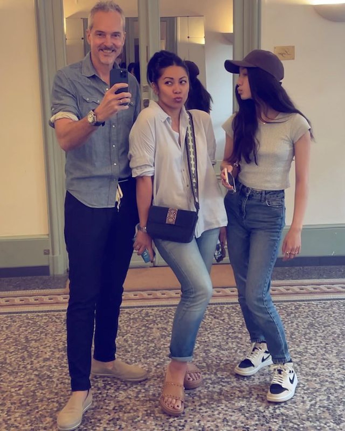 Anggun C Sasmi sesekali mengunggah potret sang putri tanpa sticker&period; Ia mulai memperlihatkan wajah cantik putrinya&period; Yuk intip&excl;