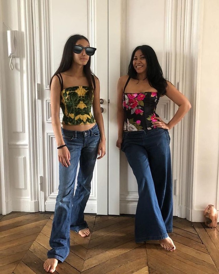 Wajah Cantik Kirana Putri Anggun C Sasmi yang Kini Beranjak Dewasa Anggun C Sasmi sesekali mengunggah potret sang putri tanpa sticker. Ia mulai memperlihatkan wajah cantik putrinya. Yuk intip!