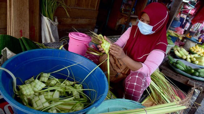 Salah satu ketentuan yakni terkait bekerja di kantor (WFO) sektor nonesensial di daerah level 3 adalah 50 persen, level 2 WFO 75 persen, level 1 WFO 100 persen.