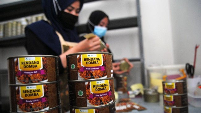 FOTO: Geliat Bisnis Jelang Iduladha di Tengah PPKM Darurat