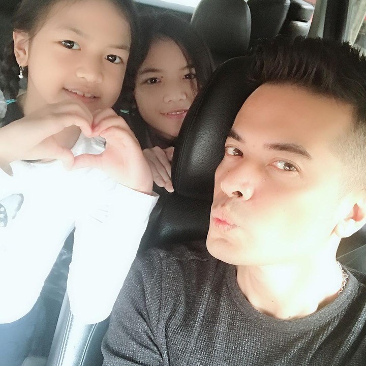 <p>Choky kerap membagikan kebersamaannya bersama sang anak, lho. Ada potret saat ketiganya berada dalam mobil nih, Bunda. Kompak banget, ya! (Foto: Instagram: @ck.andriano)</p>