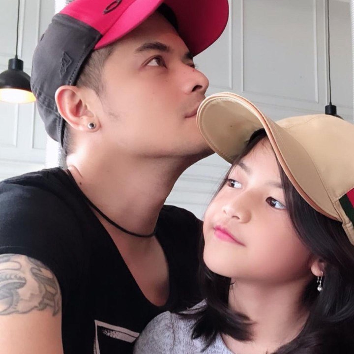 <p>Anak-anak Choky pun selalu kompak berpose bareng sang ayah, lho. Lihat betapa cantiknya Austrin ketika mengenakan topi. Mirip sang Ayah banget ya, Bunda. (Foto: Instagram: @ck.andriano)</p>