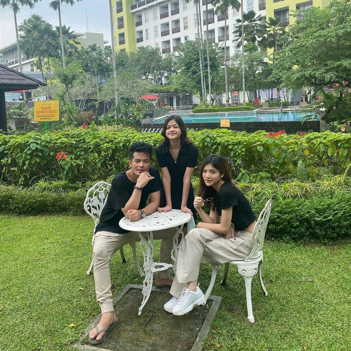 <p>Aktor laga Choky Andriano kini memiliki dua anak gadis yang sudah beranjak remaja nih, Bunda. Mereka adalah Adrienne Jasmine dan Cyrilla Nicolette Austrin Andriano. (Foto: Instagram: @ichaaaa_81)</p>
