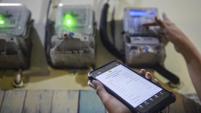 Warga memasukkan pulsa token listrik di salah satu indekos di kawasan Sunter Jaya, Jakarta, Senin (19/7/2021). Pemerintah memutuskan memperpanjang stimulus program ketenagalistrikan saat berlangsungnya Pemberlakuan Pembatasan Kegiatan Masyarakat (PPKM) Darurat berupa diskon tarif tenaga listrik, pelaksanaan pembebasan biaya beban atau abonemen 50 persen serta pembebasan penerapan ketentuan rekening minimum 50 persen sampai dengan triwulan IV atau hingga Desember 2021. ANTARA FOTO/M Risyal Hidayat/aww.