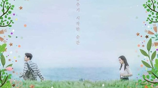Drama Hometown ChaChaCha sendiri mengisahkan percintaan dokter gigi yang pragmatis dan seorang pria pengangguran.