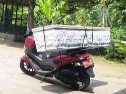 Viral Kades di Klaten Angkut Peti Mati Pakai Motor, Ini Dia Kisahnya