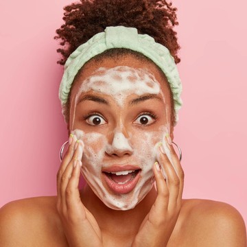 img-title Aduh! 4 Kesalahan Mencuci Muka Ini Bikin Muka Jerawatan, Harus Kamu Ubah!