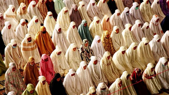 Saat Hari Raya Idul Adha tiba, umat Islam menunaikan salat Id pada pagi hari. Apa sebenarnya hukum melaksanakan salat Idul Adha?
