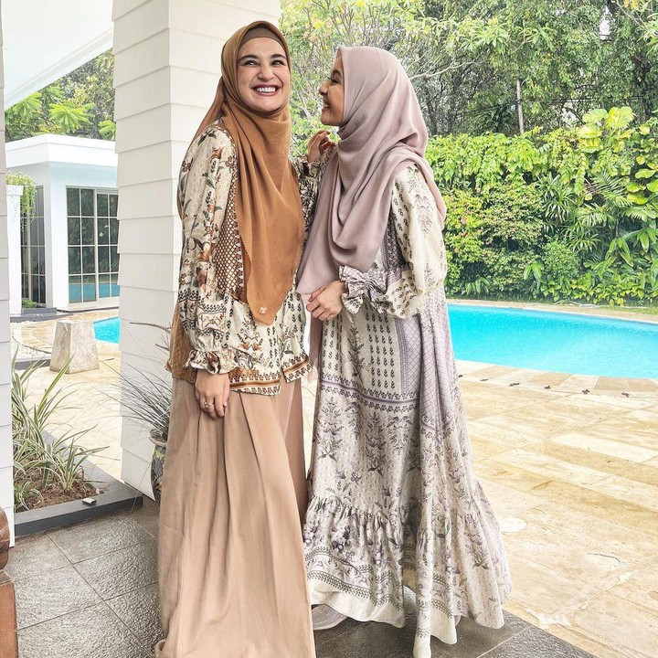 <p>Di luar kesibukannya sebagai artis, Bella juga nampaknya makin serius menemuki bisnis busana muslim yang ia tekuni. Kali ini, ia berterimakasih pada Shireeen Sungkar yang sudah memakai salah satu koleksi pakaian rancangannya. (Foto: Instagram @laudyacynthiabella)</p>
