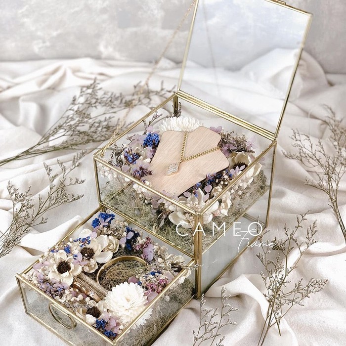 Mas kawin kamu berbentuk perhiasan? tampilan box cantik seperti ini bisa kamu pilih. Bukan hanya cantik, tetapi bisa kamu applikasikan sebagai tempat perhiasan lagi nantinya. (foto: mas kawin box/sumber: instagram.com/cameoframe.bdg)