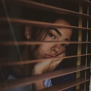Sering Galau dan Tiba-Tiba Memikirkan Masa Depan? Mungkin Kamu Sedang Alami Quarter Life Crisis