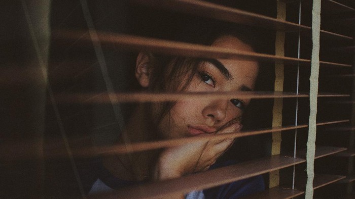 Sering Galau dan Tiba-Tiba Memikirkan Masa Depan? Mungkin Kamu Sedang Alami Quarter Life Crisis
