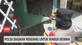 VIDEO: Polisi Bagikan Rendang Untuk Warga Isoman