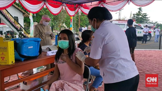 CNNIndonesia.com merangkum peristiwa terkait perkembangan pandemi virus corona 24 jam terakhir. Di Toba, ada warga positif Covid-19 keluyuran ludahi warga.