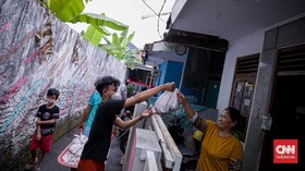 FOTO: Membagi Berkah Daging Kurban Rumah ke Rumah