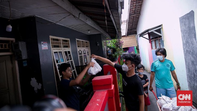 Pemerintah dinilai hendak meredam amarah warga dan sudah tak memiliki banyak duit untuk bansos sehingga melonggarkan pelaksanaan PPKM Level 4.
