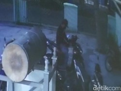 Pria Berjaket Ojol Curi Motor di Halaman Masjid Purwakarta