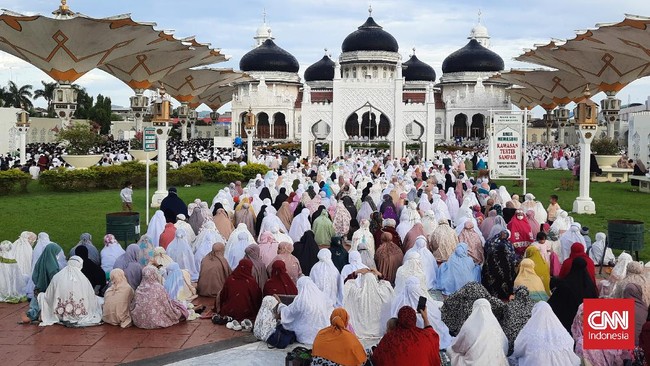 Pada Selasa pagi terlihat antusiasme warga Banda Aceh mengikuti gelaran salat berjemaah Iduladha di Masjid Raya Baiturrahman meski berstatus zona merah.