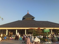 Masjid Agung Demak Tetap Gelar Salat Idul Adha, Sejumlah Polisi Berjaga