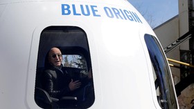 Jeff Bezos Gugat NASA Usai Beri Kontrak SpaceX Elon Musk
