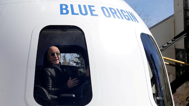 Ahli astrofisika menyebut tumpukan uang kekayaan Jeff Bezos bisa menembus luar angkasa dan mengelilingi Bumi 180 kali.