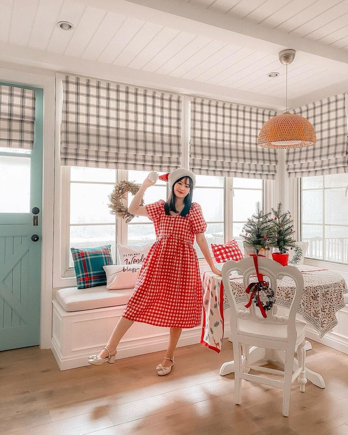 Untuk gorden, Vanessa memilih roman shade gorden dengan pattern classic. Setiap perayaan seperti natal atau halloween, Vanessa kerap kali mengganti ornamen rumahnya dengan warna selaras. (foto: roman shade gorden/sumber:instagram.com/cherrydreamy)