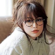 4 Kiat Agar Makeup Nggak Geser Saat Memakai Kacamata, Mudah Diikuti Lho!