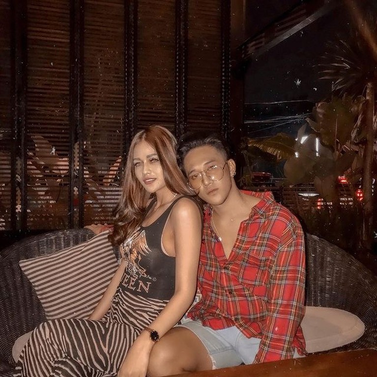 Hubungan Dicky SMASH dan Hesty Klepek-klepek diketahui telah berakhir sejak lama, namun mereka masih dekat. Yuk intip potretnya!