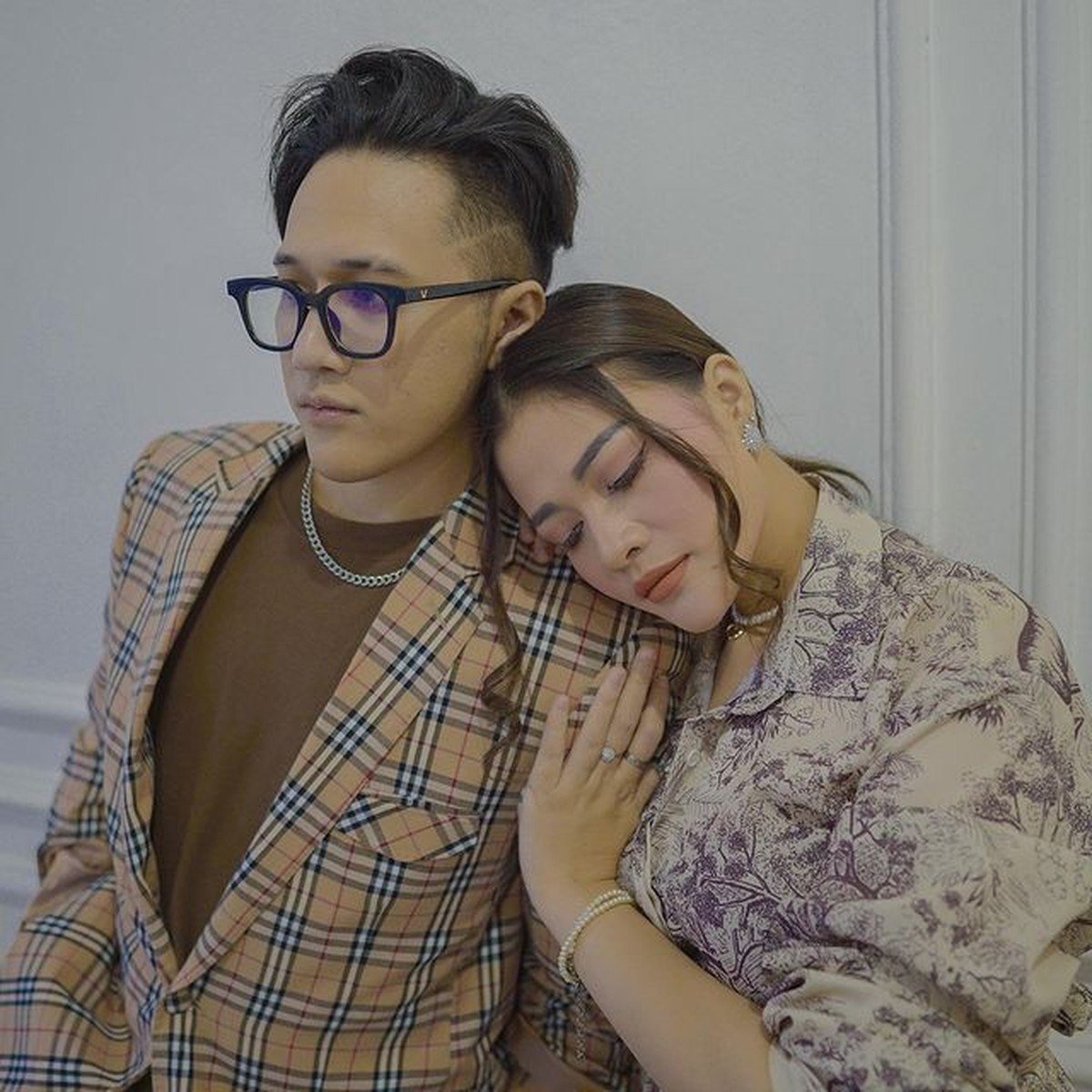 Hubungan Dicky SMASH dan Hesty Klepek-klepek diketahui telah berakhir sejak lama&comma; namun mereka masih dekat&period; Yuk intip potretnya&excl;