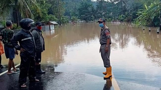 Bencana banjir menggenangi sejumlah wilayah di Kabupaten Cilacap, Jawa Tengah, akibat hujan lebat yang terjadi sejak Selasa (20/7) malam hingga Rabu pagi.