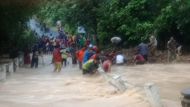 Tim SAR berhasil menyelematkan tujuh anak yang terjebak luapan air sungai ketika banjir menerjang Padang, Rabu (29/9) malam.