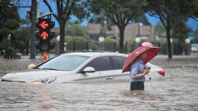 Rekaman video detik-detik banjir merendam stasiun kereta api bawah tanah di Kota Zhengzhou, China ramai beredar di media sosial.
