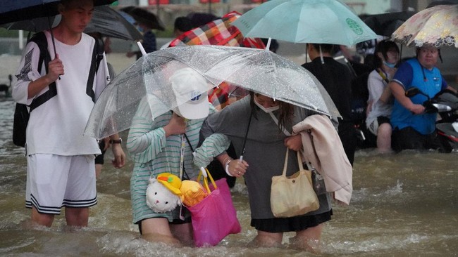 Setidaknya 25 orang tewas dan lusinan orang lainnya terjebak di kereta bawah tanah China akibat banjir parah yang melanda negara tersebut.