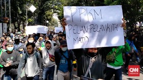 Perempuan Mengamuk Buka Baju, Protes PPKM di Pematangsiantar