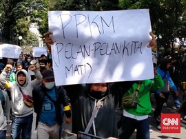 Mahasiswa Gelar Demo Tolak PPKM di Flyover Pasar Rebo