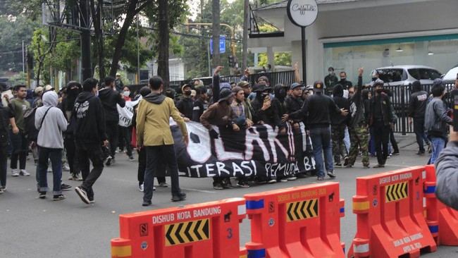 Sebanyak tujuh orang yang sempat mengikuti demo tolak PPKM Darurat di Bandung, Jawa Barat, dinyatakan positif covid-19.