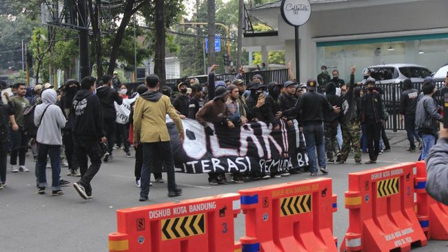 7 Orang Positif Covid-19 Usai Demo Tolak PPKM di Bandung Sebanyak tujuh orang yang sempat mengikuti demo tolak PPKM Darurat di Bandung, Jawa Barat, dinyatakan positif covid-19.